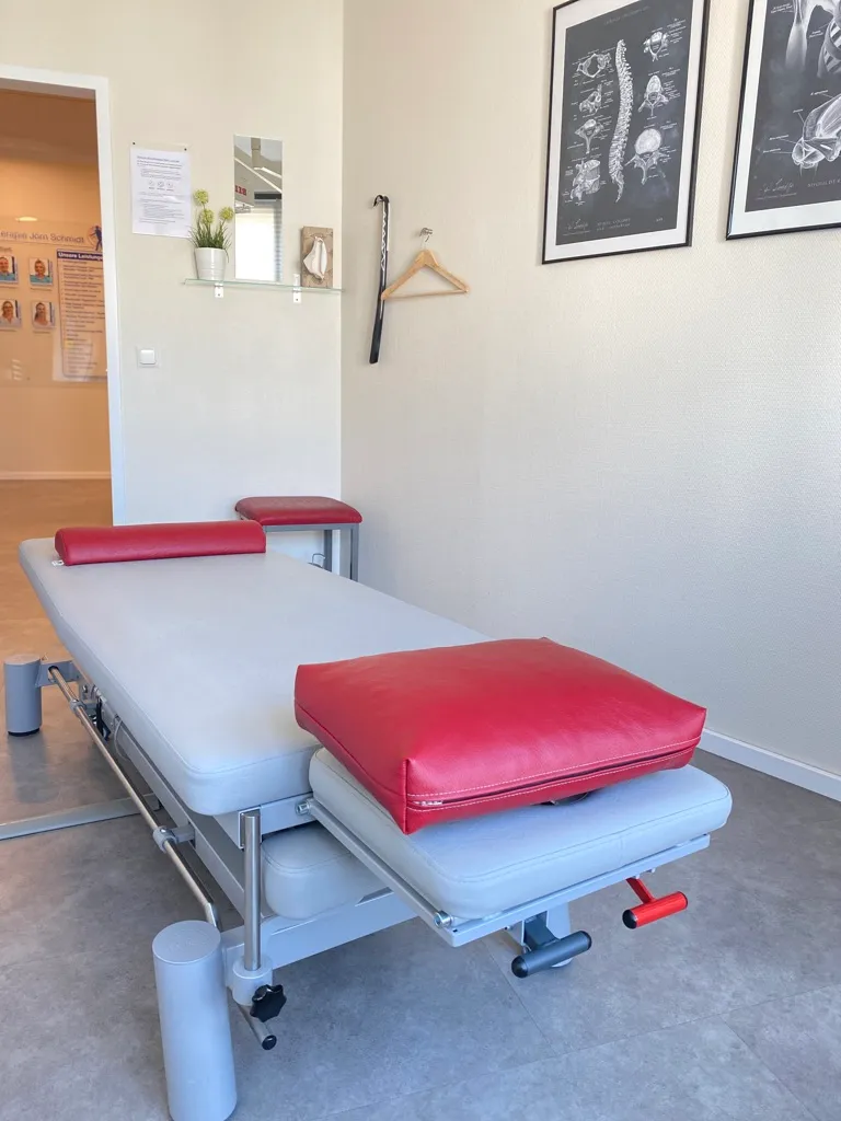 Behandlungsraum mit Therapieliege