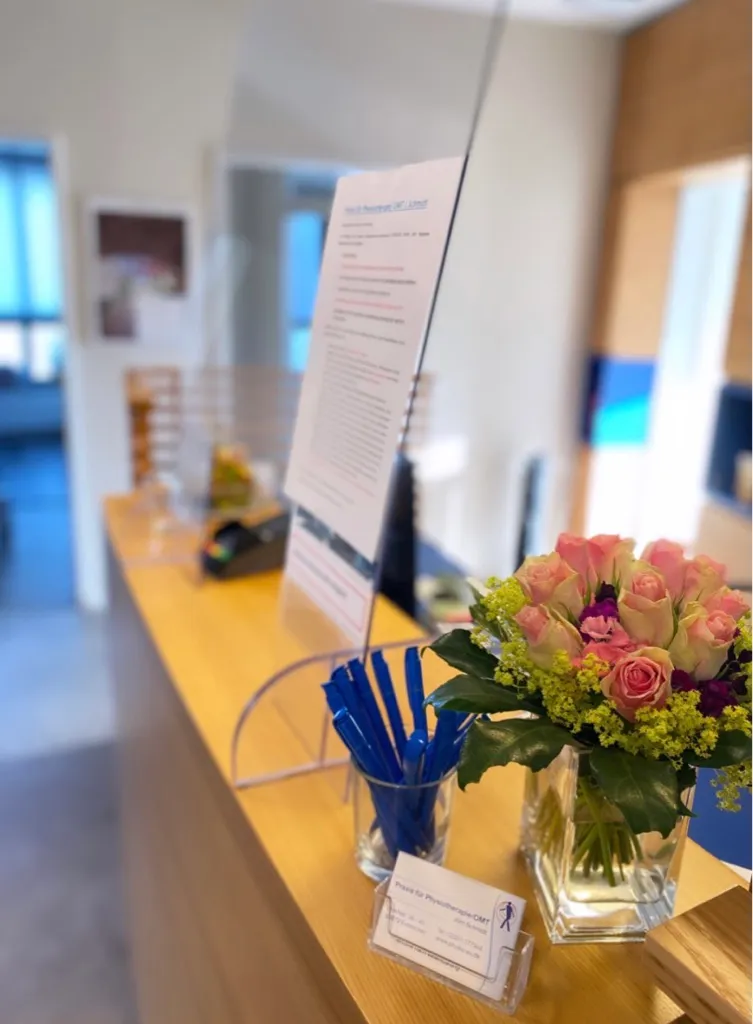 Empfangstresen der Praxis mit Blumen