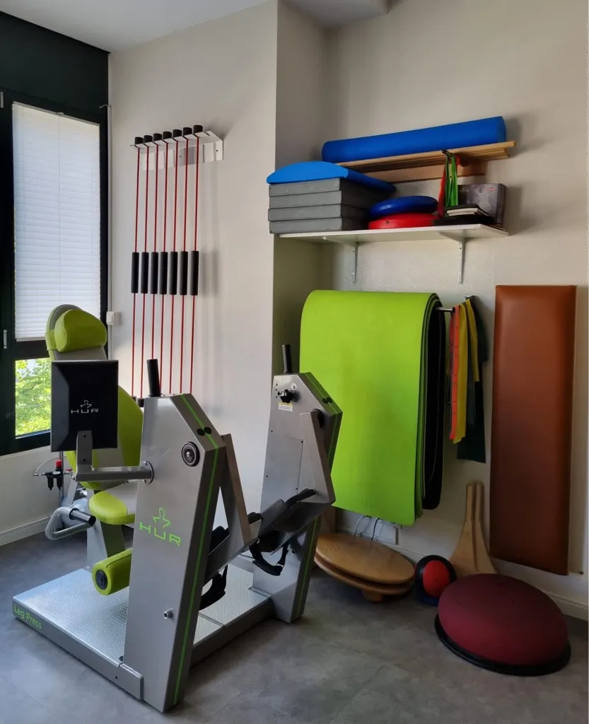 Trainingsfläche der Praxis mit medizinischen Trainingsgeräten