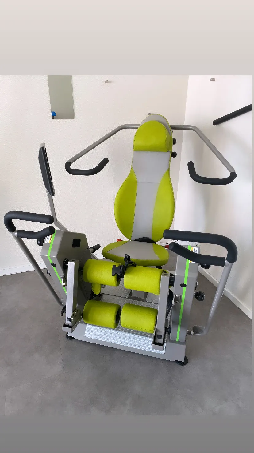 Medizinisches Trainingsgerät im Trainingsraum der Praxis
