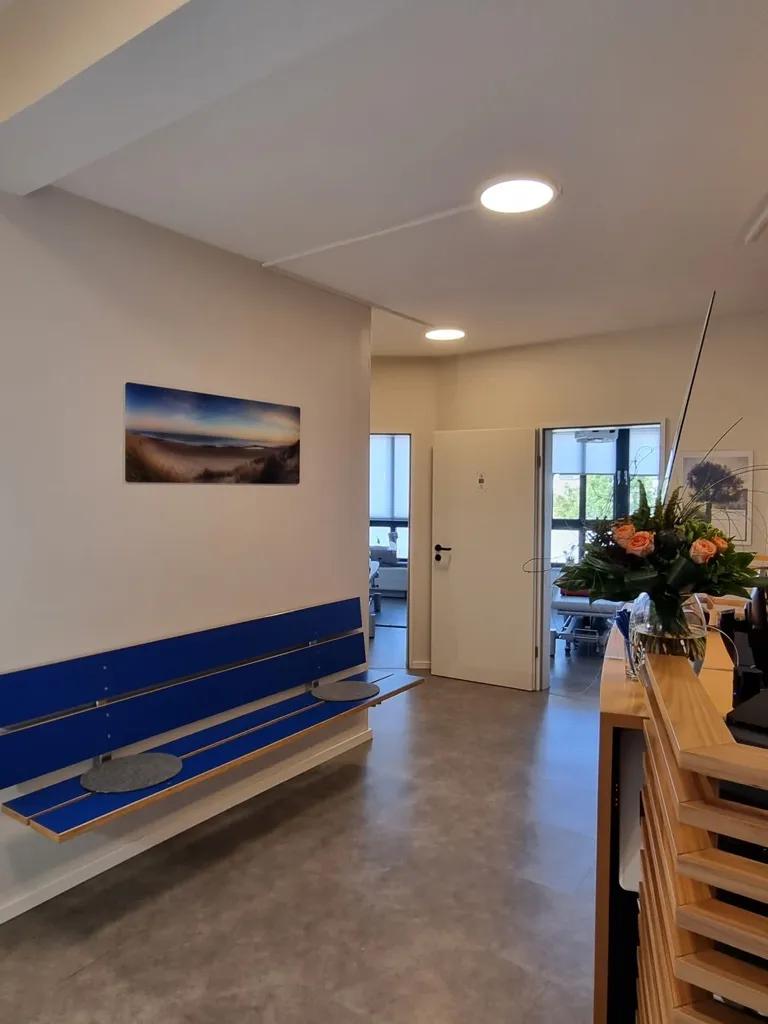 Wartebereich mit Sitzbank und Tageslicht